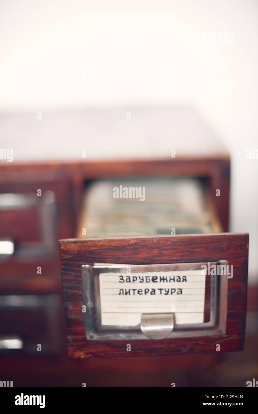 Schede del catalogo cartaceo. Il concetto di storage dei dati e le vecchie tecnologie. Traduzione - letteratura straniera. Foto verticale. Foto Stock