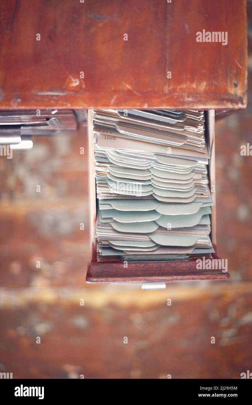 Schede del catalogo cartaceo. Il concetto di storage dei dati e le vecchie tecnologie. Foto verticale. Foto Stock
