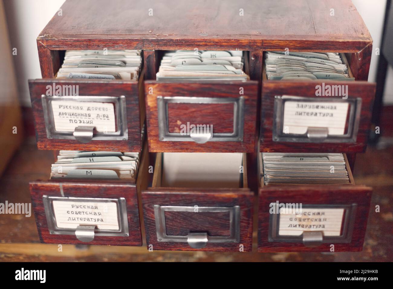 Schede del catalogo cartaceo. Il concetto di storage dei dati e le vecchie tecnologie. Traduzione - letteratura pre-rivoluzionaria russa, poesia. Letteratura sovietica. Foto Stock