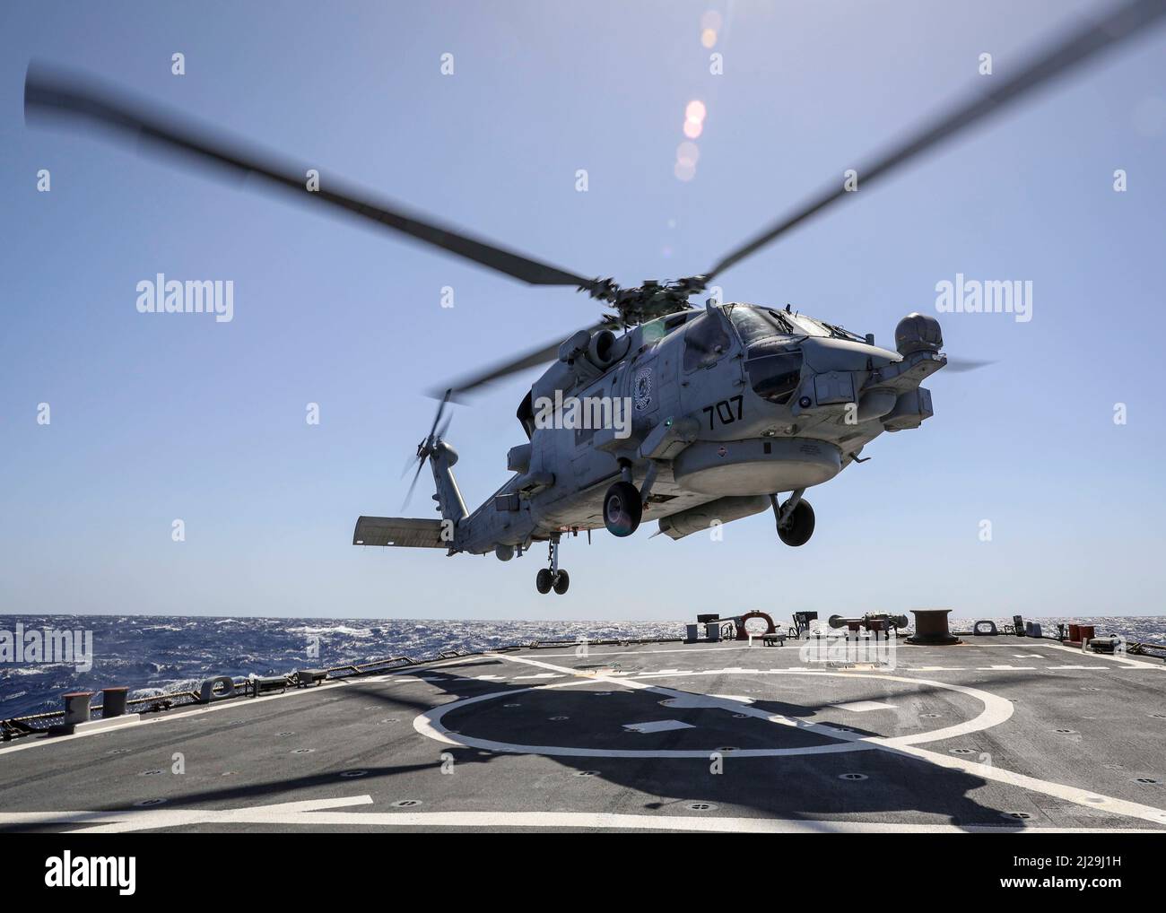 OCEANO ATLANTICO (27 marzo 2022) – un falco marino MH-60R, assegnato ai 'Grandmasters' di Helicopter Maritime Strike Squadron (HSM) 46, si solleva dal ponte di volo del cacciatorpediniere missilistico guidato di classe Arleigh Burke USS Porter (DDG 78), marzo 27. Porter, schierato in avanti a Rota, Spagna, sta attualmente partecipando all'esercizio della Task Force nell'area operativa della flotta USA 2nd. TFEX funge da esercizio di certificazione per l'implementazione indipendente di navi ed è progettato per testare la prontezza e le prestazioni delle missioni nelle operazioni integrate. (STATI UNITI Foto Navy di Mass Communication Specialist 1st Classe E. Foto Stock