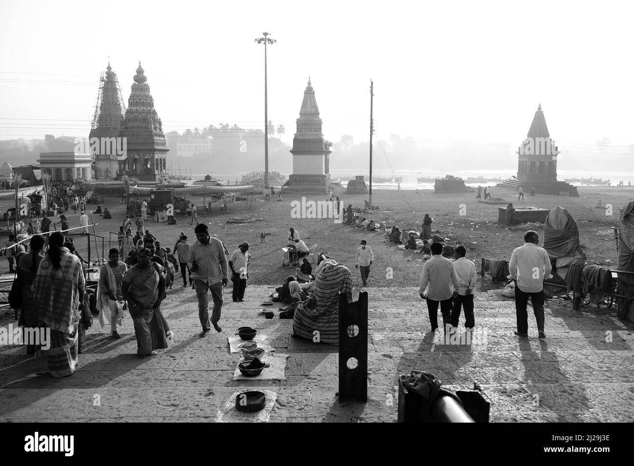 Pandharpur, India, 26 febbraio 2022, Chandrabhaga Ghat e Pundalikas tempio sulla riva del fiume chandrabhaga e la gente che fa riti religiosi. Foto Stock