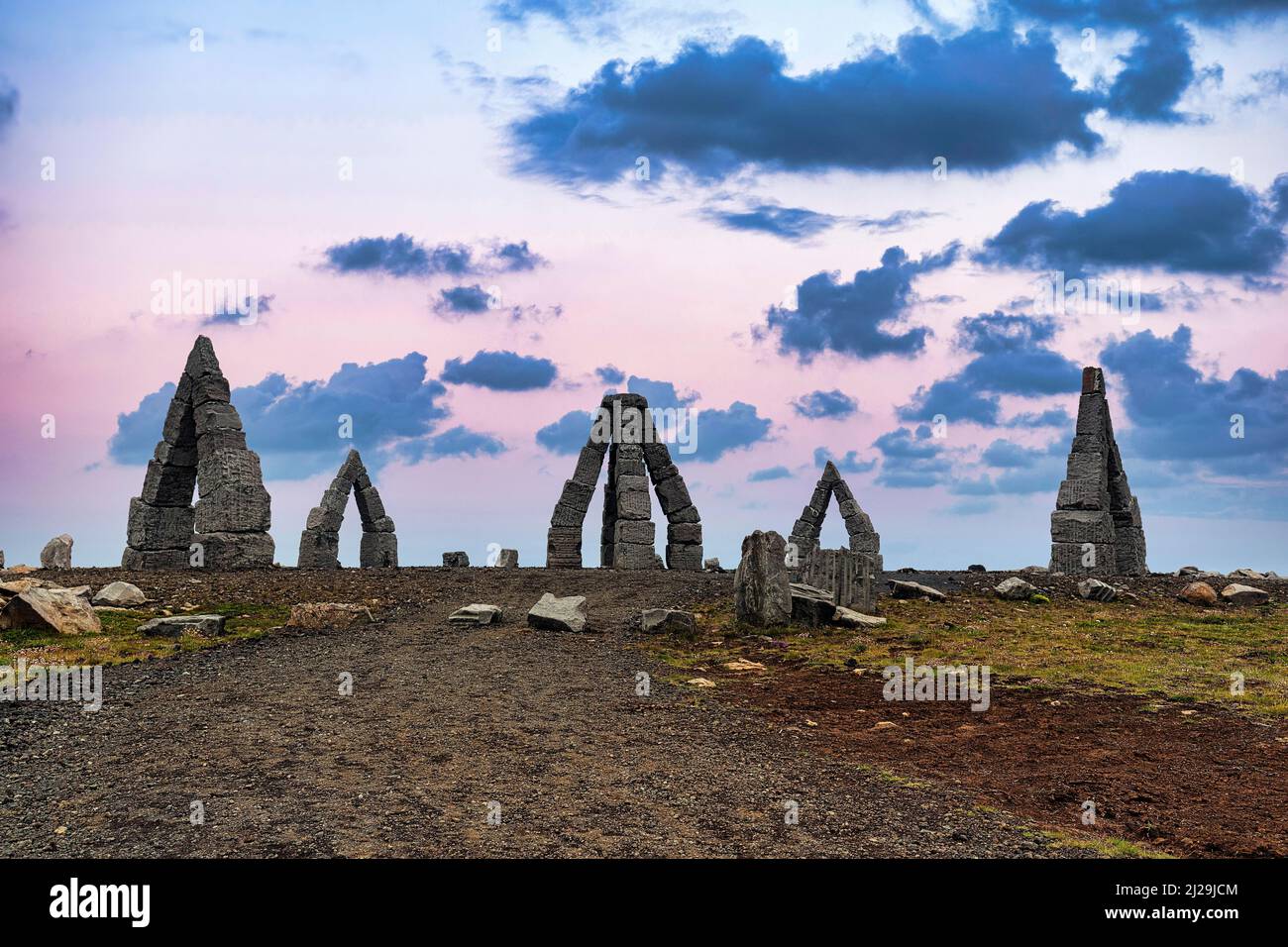 Percorso in ghiaia per il monumento di vendetta artica, grandi porte in pietra in un paesaggio arido, Heimskautsgeroi, Heimskautsgerdi, artista Erlingur Thorodsen Foto Stock