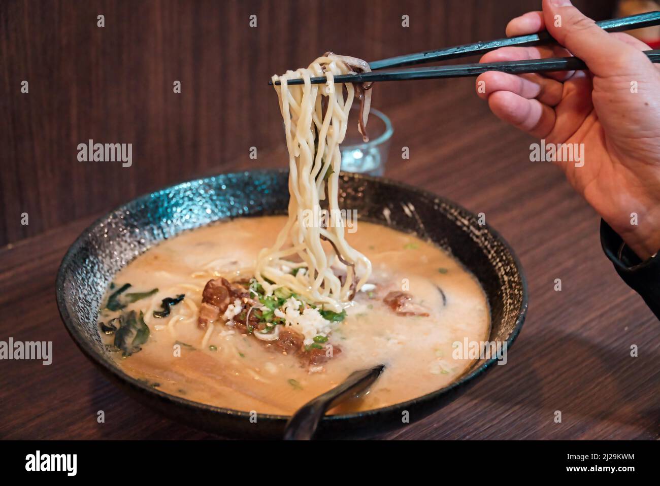 Stecche di chopsticks, lamen in un ristorante giapponese Foto Stock