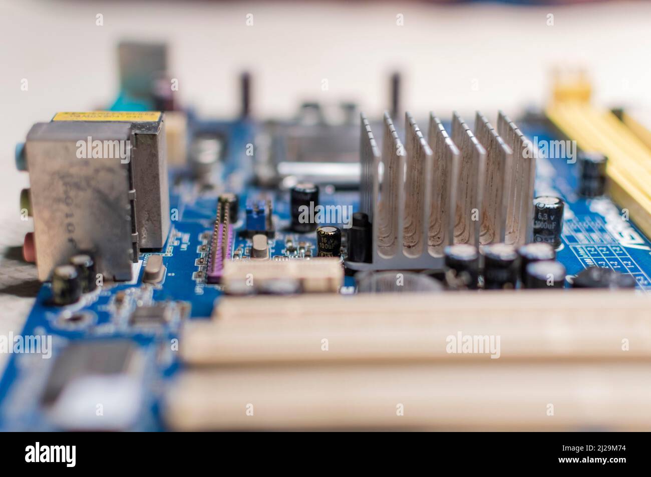 Primo piano di una scheda madre, dettagli di una scheda madre per computer, dettaglio di un connettore femmina per scheda madre, tre processori su una scheda madre per computer Foto Stock