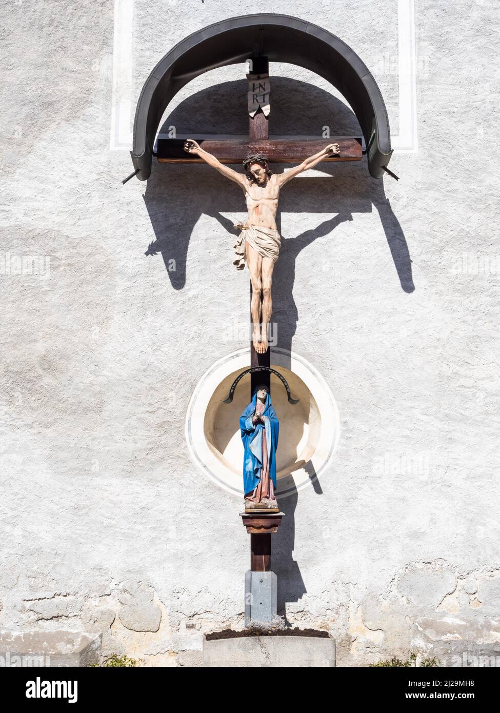 Croce, Chiesa parrocchiale cattolica di San Giacomo il Vecchio, Krieglach, Muerztal, Stiria, Austria Foto Stock