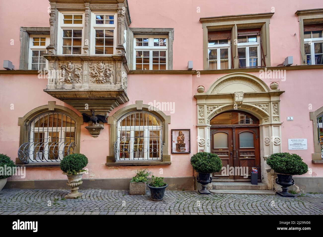 Facciata rosa con cancello anteriore e finestra a golfo, Lindau, Swabia, Baviera, Germania Foto Stock