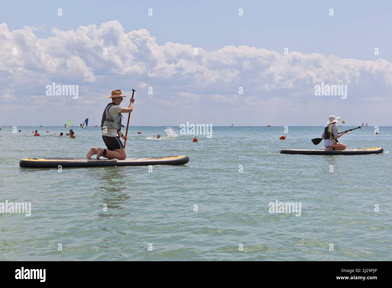 Zaozernoe, distretto Saksky, Evpatoria, Crimea, Russia - 23 luglio 2021: Surf SUP vicino alla spiaggia Super Aqua nel villaggio di Zaozernoye, Evpa Foto Stock