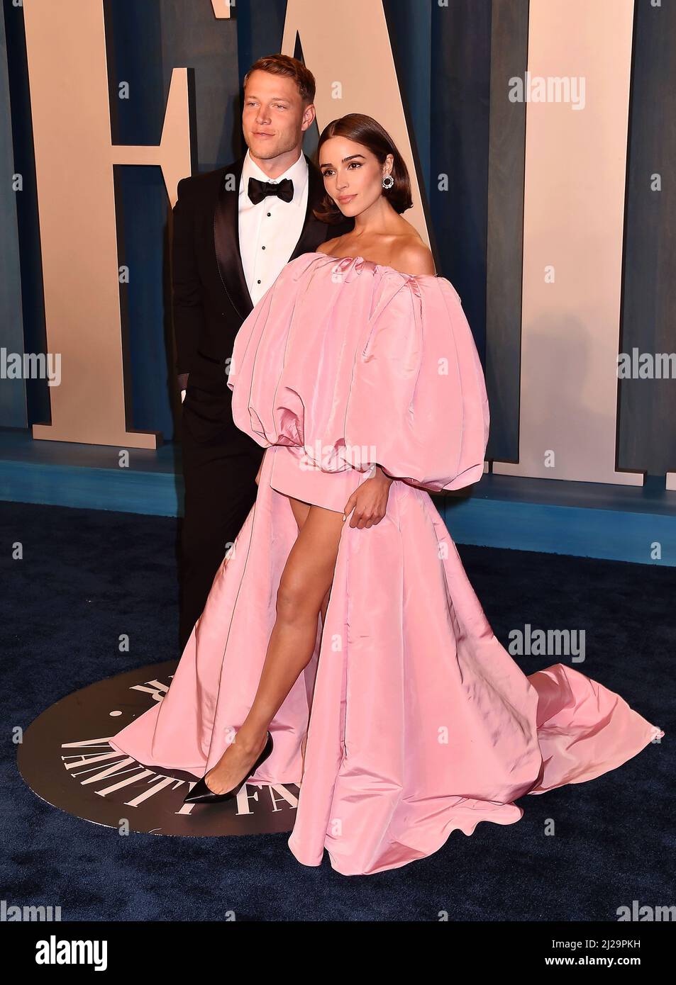 BEVERLY HILLS, CA - MARZO 27: (L-R) Christian McCaffrey e Olivia Culpo partecipano al Vanity Fair Oscar Party 2022, ospitato da Radhika Jones a Wallis Ann Foto Stock