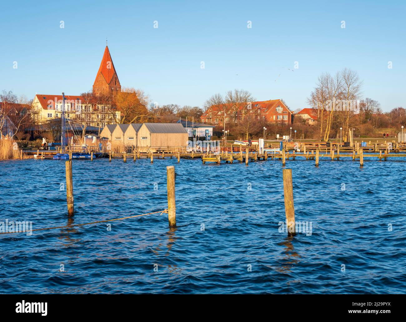 Porto sul Salzhafff con la Chiesa di San Giovanni in serata luce, Baltic Sea Resort Rerik, Meclemburgo-Pomerania occidentale, Germania Foto Stock