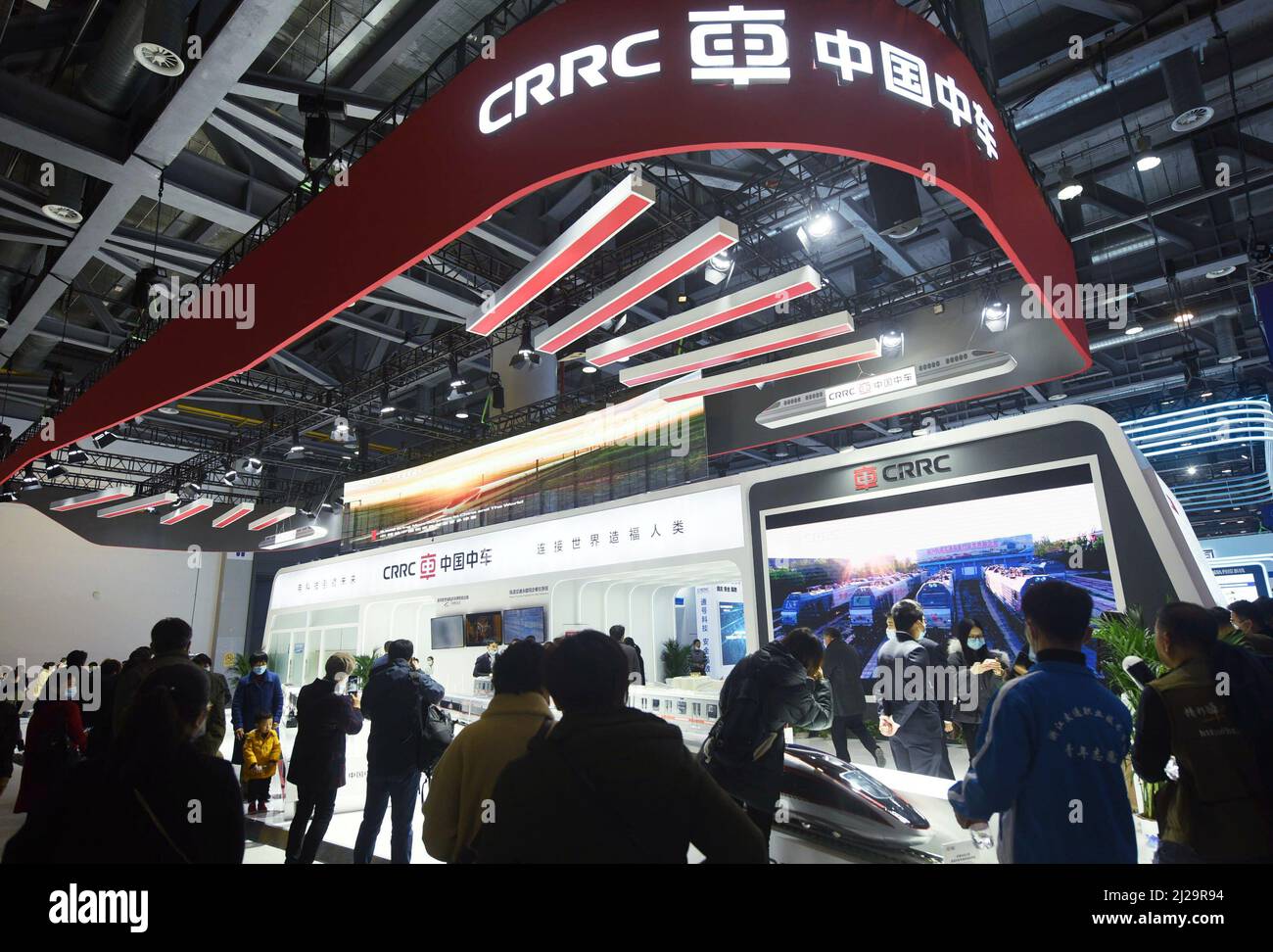 HANGZHOU, CINA - 4 DICEMBRE 2020 - i visitatori visitano uno stand CRRC allo Zhejiang Intelligent Transportation Expo 2020 a Hangzhou, nella Cina orientale di Zhejia Foto Stock