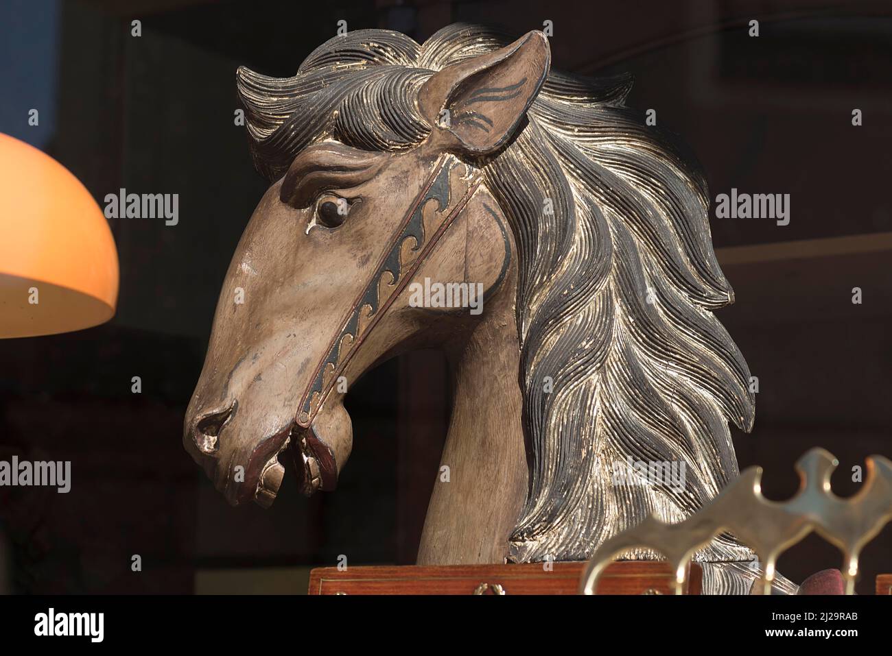 Testa a cavallo da un vecchio cavallo a dondolo in una vetrina, Baviera, Germania Foto Stock