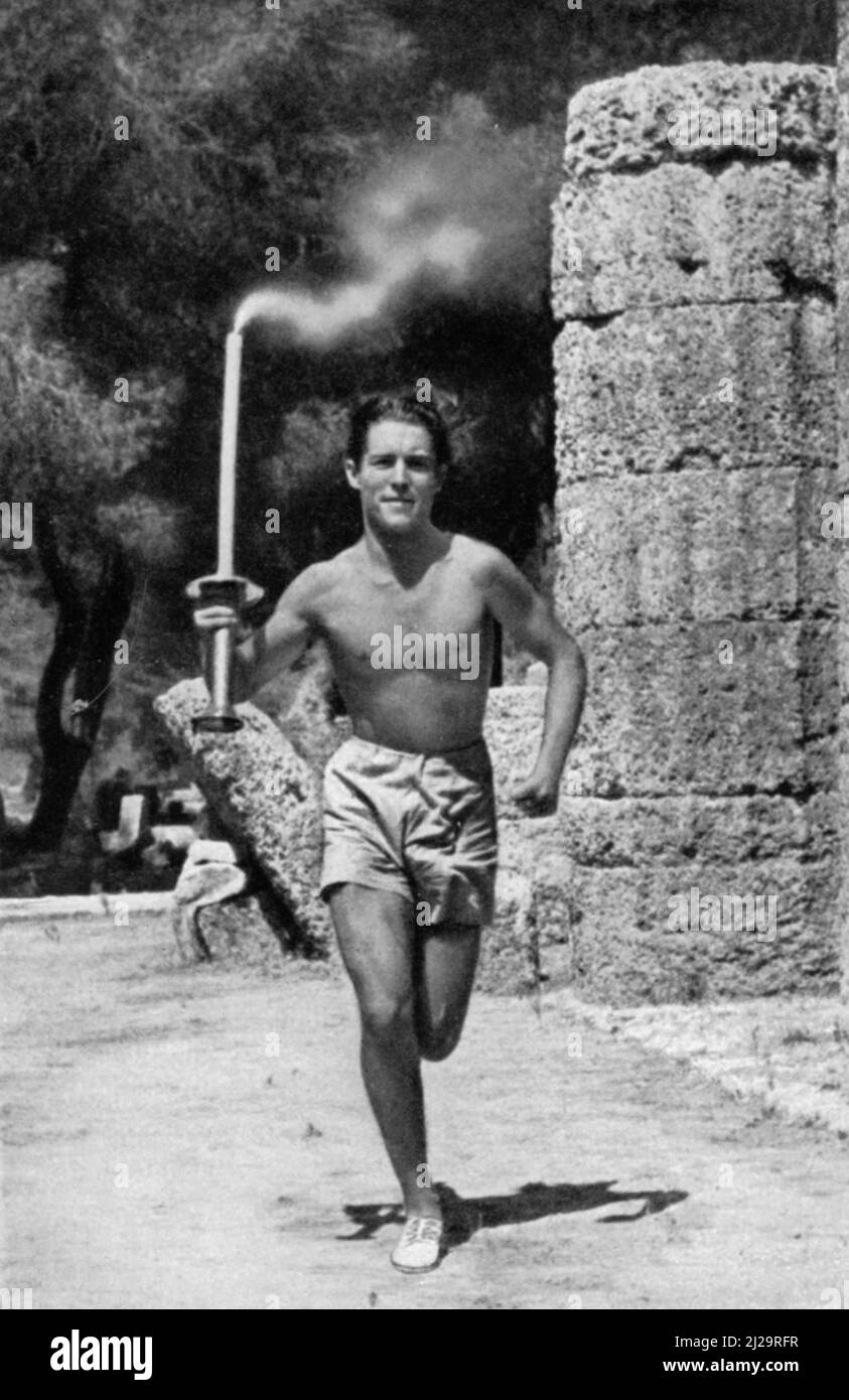 Konstantin Kondyllis, Grecia, con la torcia olimpica, runner di partenza dell'Olimpia, Berlino, 3000 chilometri percorso Foto Stock