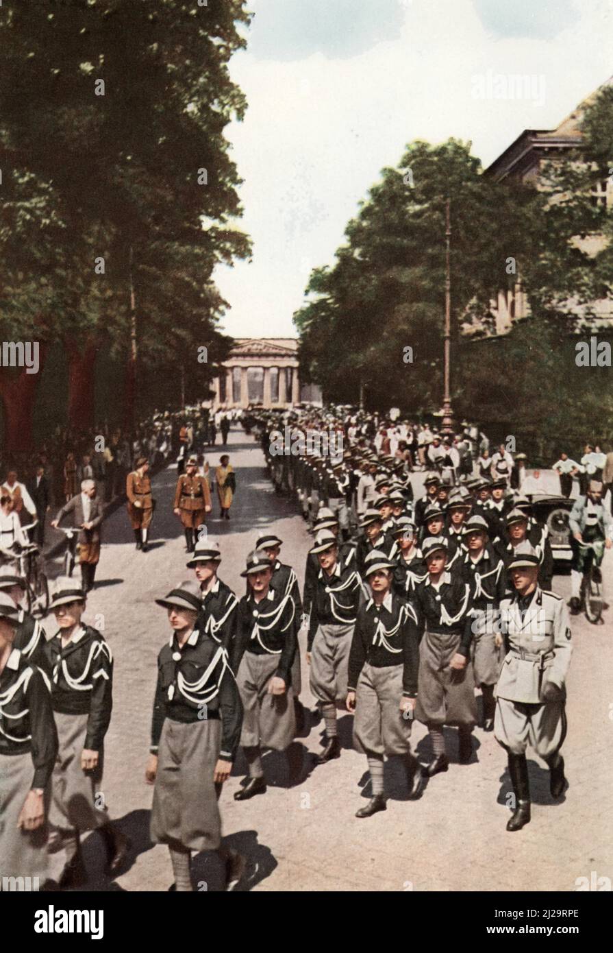 I membri del gruppo di giovani fascisti italiani, o Avantguardia, marciando attraverso Monaco sulla strada per visitare Adolf Hitler. Adolf Hitler (* 20 Aprile 1889 in Foto Stock