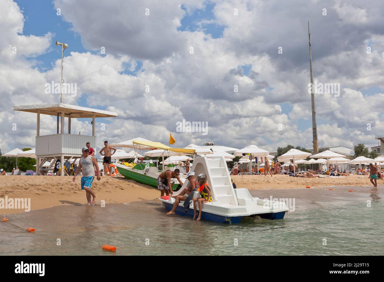 Zaozernoe, distretto Saksky, Evpatoria, Crimea, Russia - 23 luglio 2021: Noleggio catamarano sulla spiaggia Evolution nel villaggio turistico di Zaozernoye, Ev Foto Stock