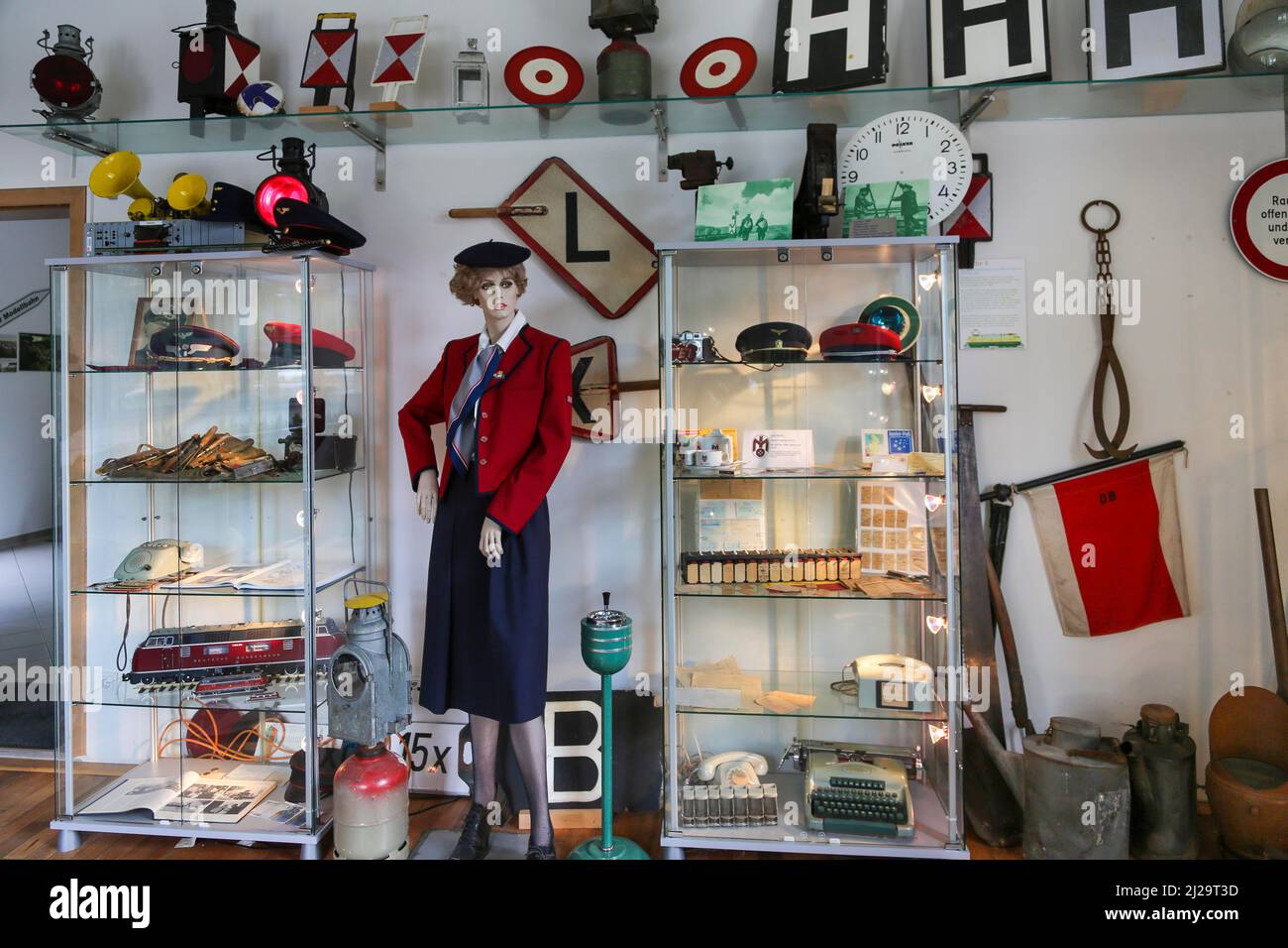 Alter Bahnhof Westerstetten, museo dei treni moderni e nostalgici, piccolo museo ferroviario, uniforme, assistente ferroviario, direttore d'orchestra, manichino femminile Foto Stock