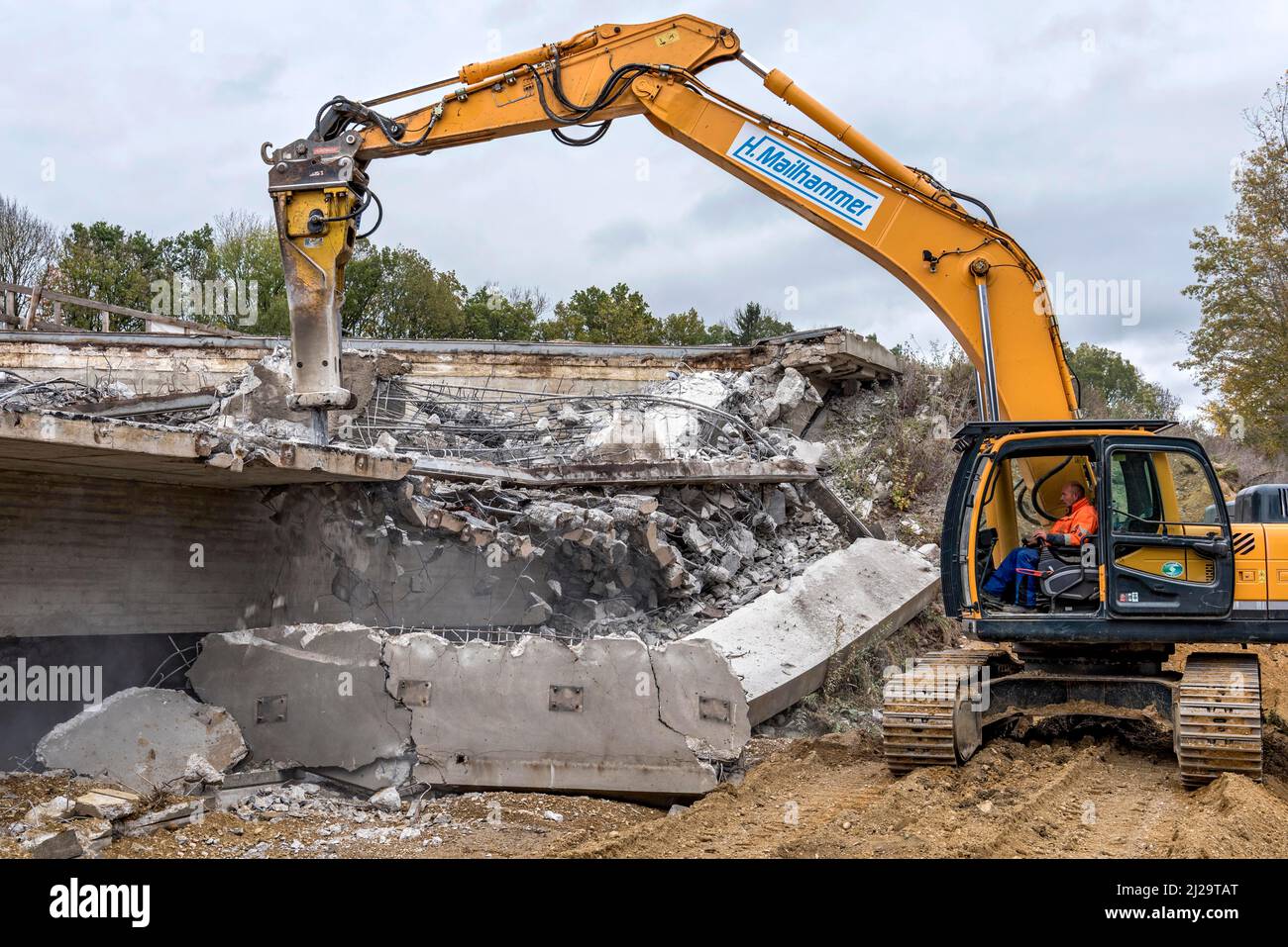 Cantiere, escavatore con martello demolitore che demolisce un ponte  dilapido di una strada federale, Freising, alta Baviera, Baviera, Germania  Foto stock - Alamy