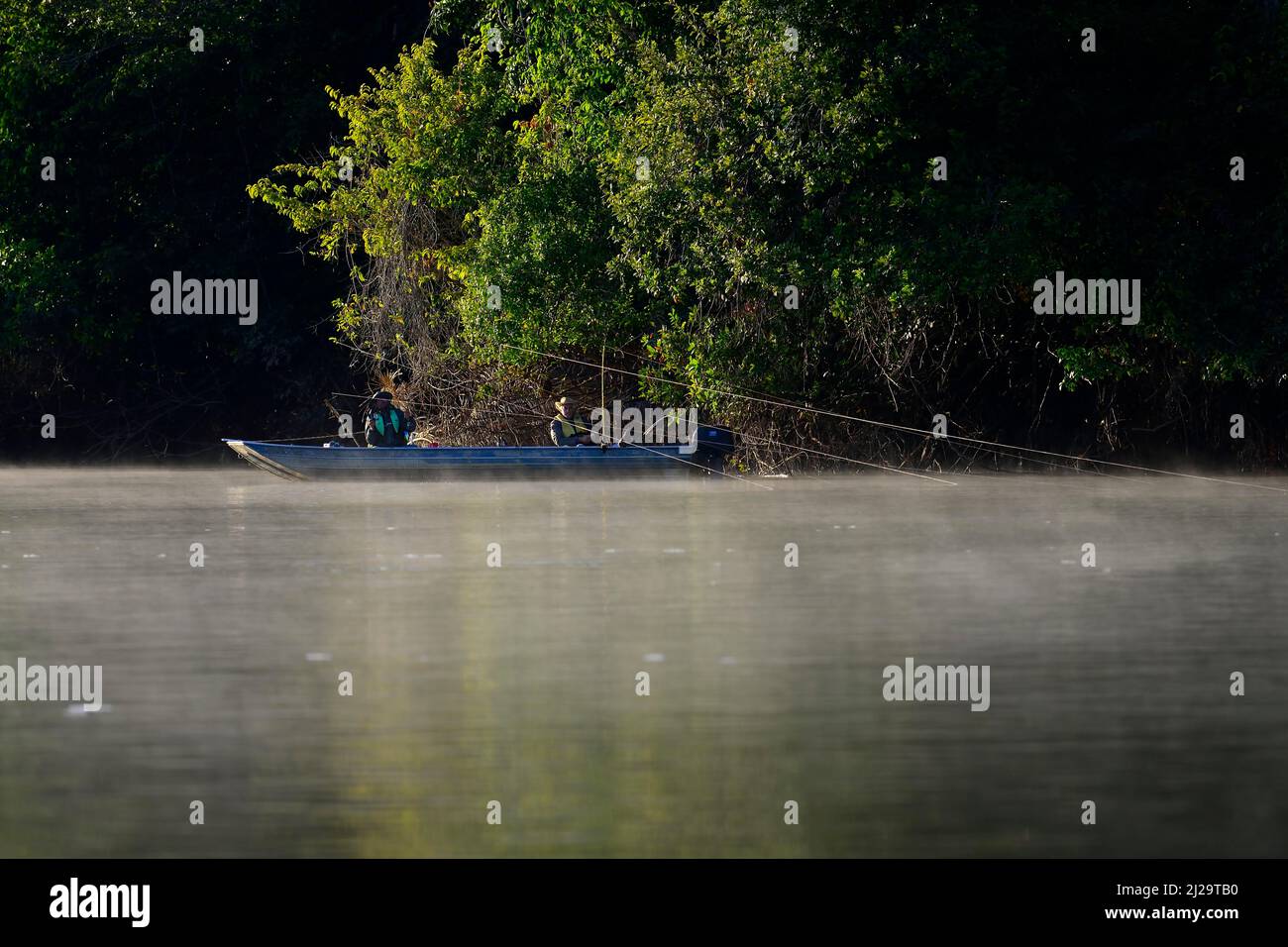Due pescatori in una barca sul Rio Sao Lourenco, Pantanal, Mato Grosso, Brasile Foto Stock