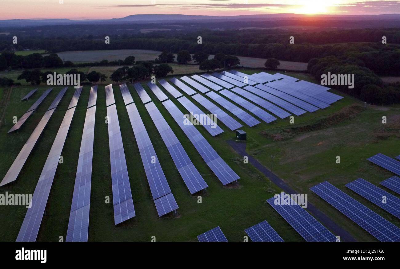 File photo datato 6/8/2016 di pannelli solari in un campo vicino a cinque querce, Sussex occidentale, come un 'boom solar' potrebbe vedere la quantità di energia Scozia ottiene dal sorpasso solare che generato da idroenergia, i leader del settore hanno detto. Foto Stock