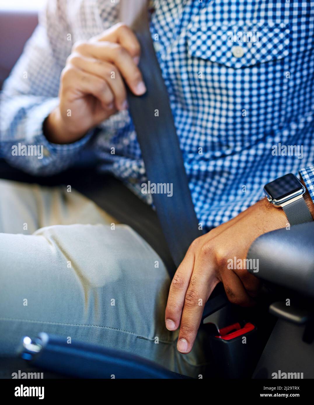 Allacciare la cintura di sicurezza. Scatto corto di un uomo non  identificabile che allaccia la cintura di sicurezza in un veicolo Foto  stock - Alamy