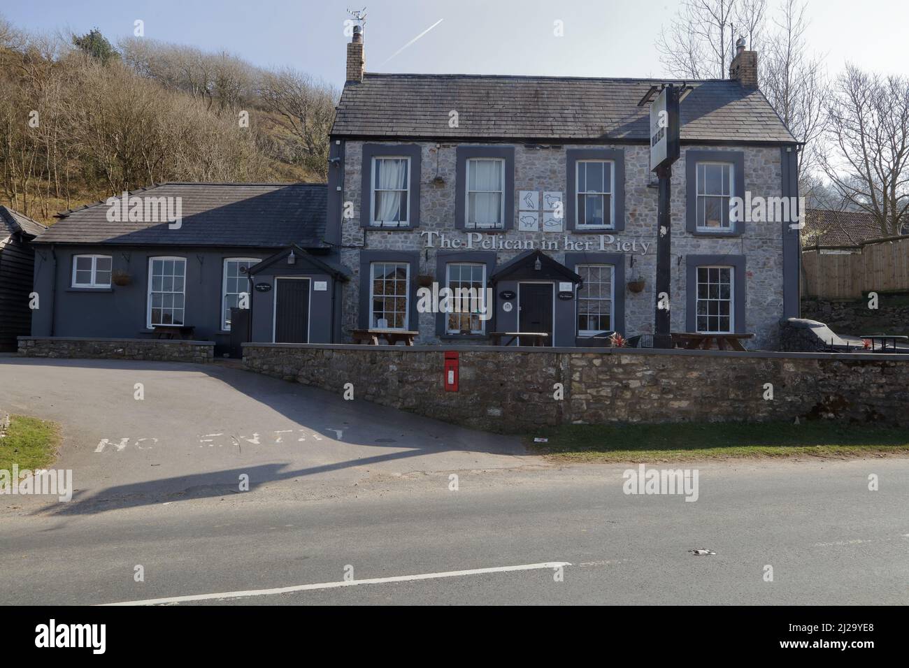 Il ben noto locale accanto alla strada principale in Ogmore chiamato il Pelican nella sua pietà ed è un molto popolare annaffiatoio. Foto Stock