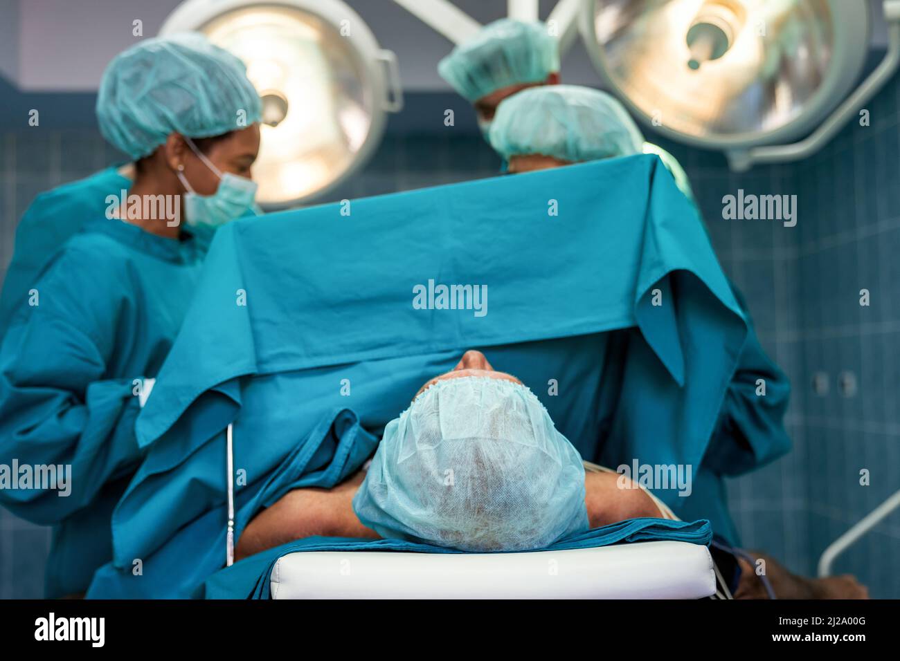 Team di chirurgo al lavoro per operare in ospedale Foto Stock