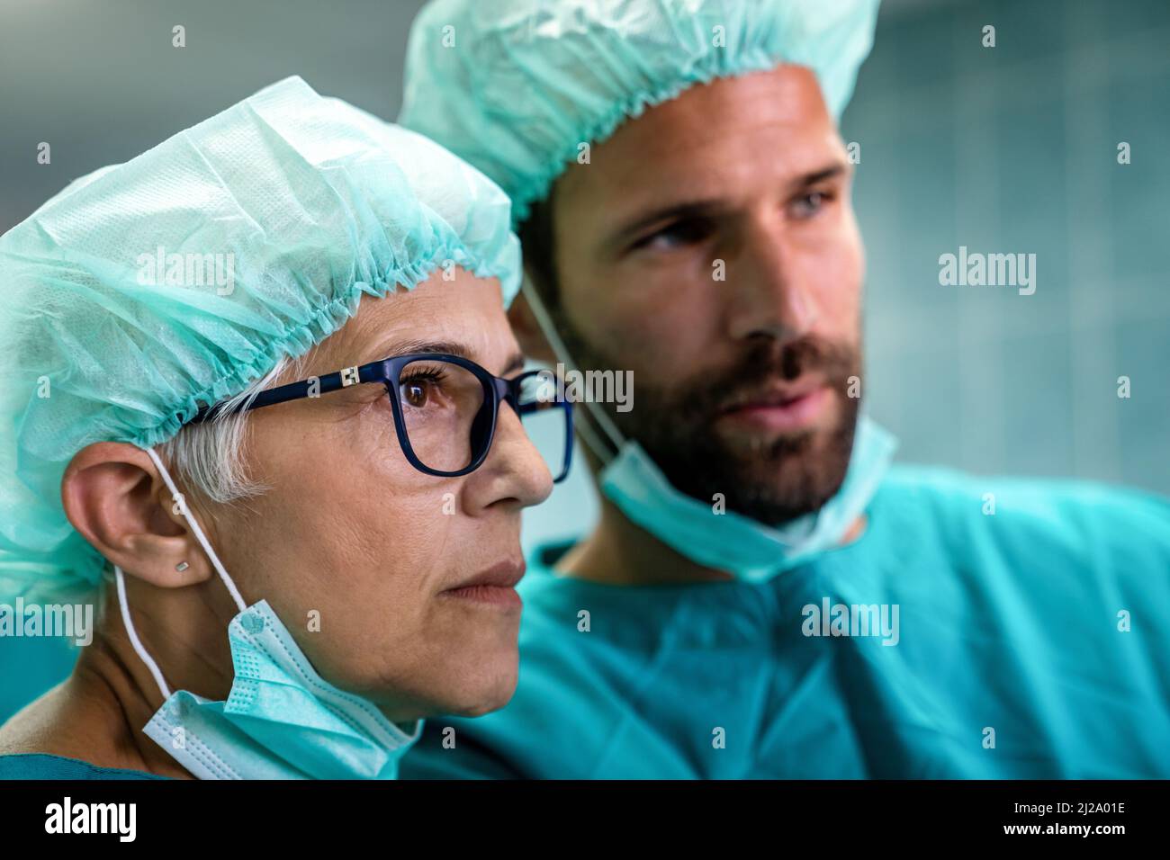 Concetto di salute, medicina e pandemia. Medici, operatori medici che lavorano in un ospedale. Foto Stock