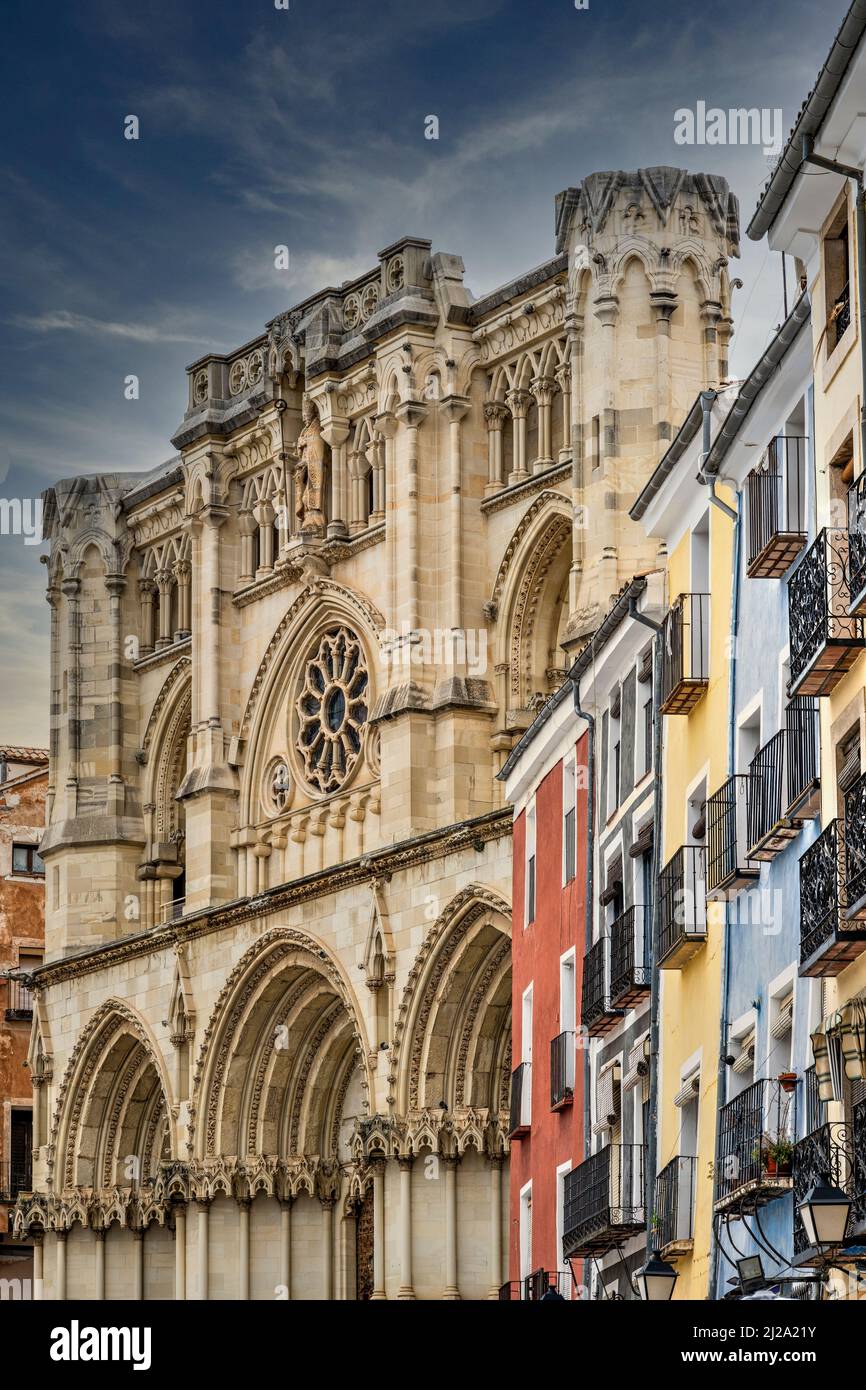 Case colorate e Cattedrale, Plaza Mayor, Cuenca, Castilla-la Mancha, Spagna Foto Stock