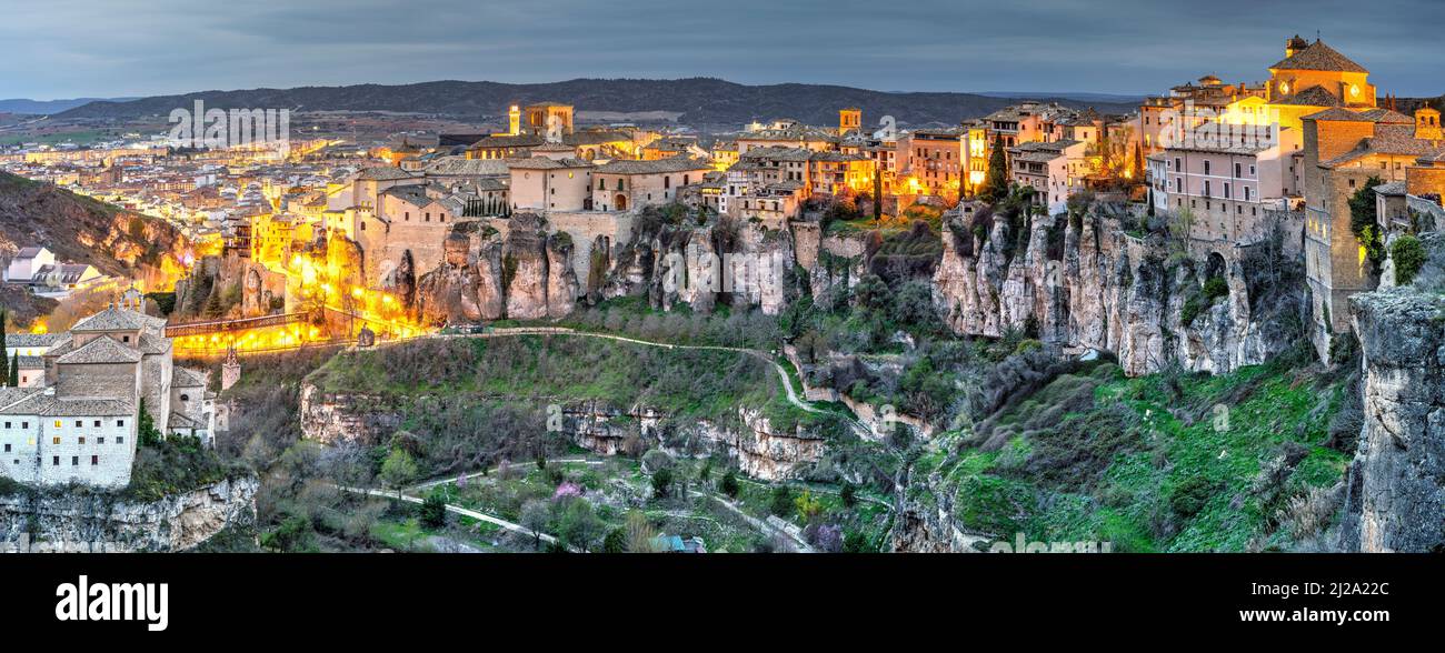 Vista panoramica sulla città vecchia al crepuscolo, Cuenca, Castilla-la Mancha, Spagna Foto Stock