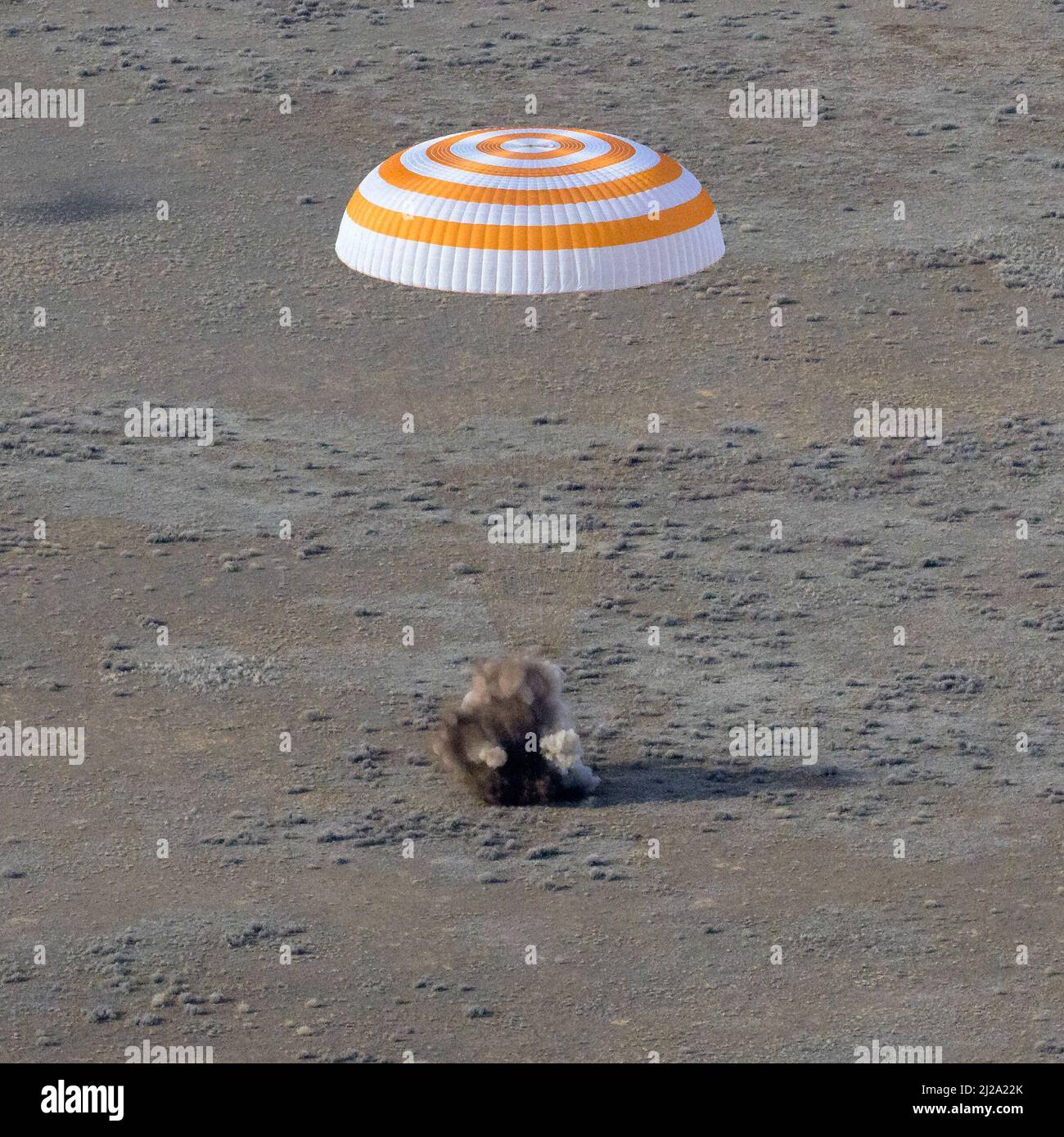 (220331) -- WASHINGTON, 31 marzo 2022 (Xinhua) -- la navicella spaziale con equipaggio Soyuz MS-19 è raffigurata atterrando in un'area a sud-est della città di Dzhezkazgan, Kazakhstan, 30 marzo 2022. Dopo aver esteso il record per il singolo volo spaziale più lungo della storia da parte di un americano a 355 giorni, l'astronauta della NASA Mark Vande Hei è tornato sulla Terra mercoledì con due crewmates russi. Vande Hei partì dalla Stazione spaziale Internazionale insieme ai cosmonauti russi Anton Shkaplerov e Pyotr Dubrov alle 3:21 fuso orario orientale (EDT), e fece un atterraggio sicuro, assistito da paracadute alle 7:28 EDT sud-est o Foto Stock