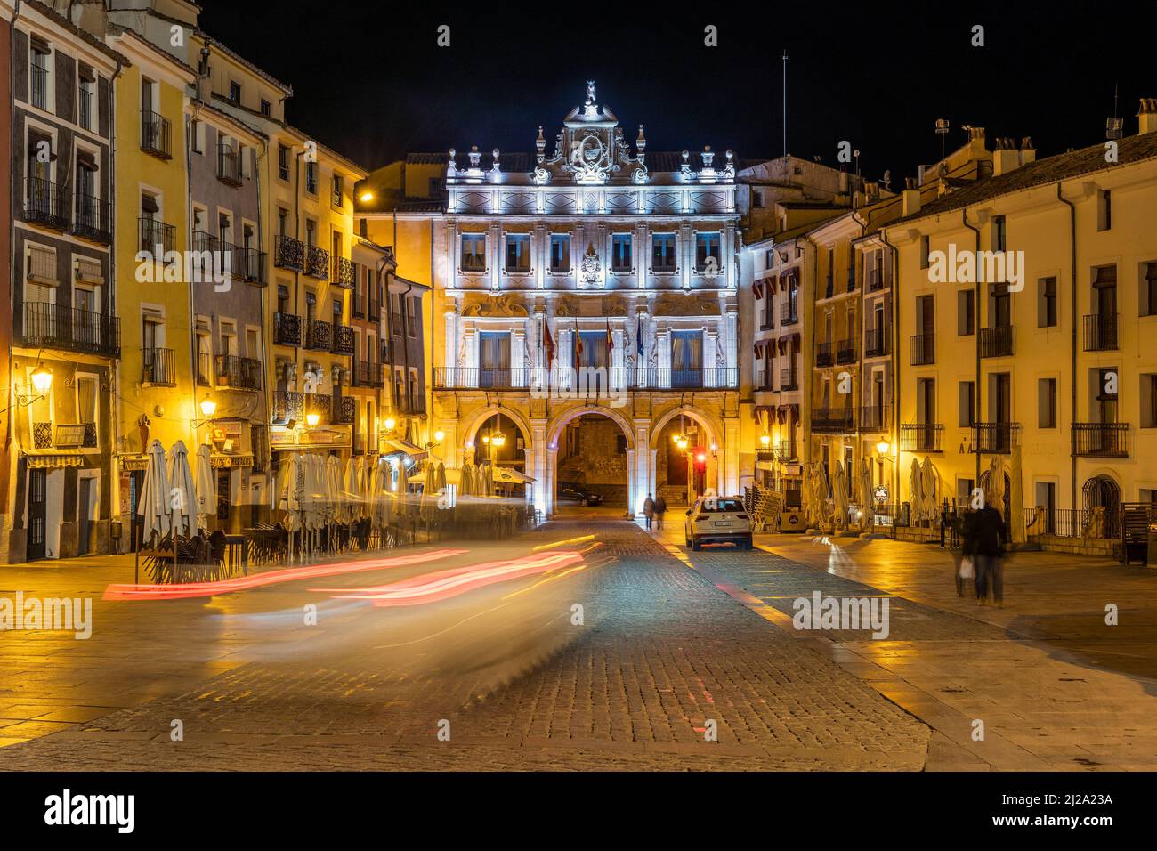 Vista notturna del municipio e Plaza Mayor, Cuenca, Castilla-la Mancha, Spagna Foto Stock