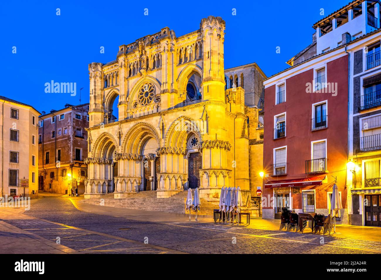 Vista notturna della facciata della Cattedrale, Plaza Mayor, Cuenca, Castilla-la Mancha, Spagna Foto Stock