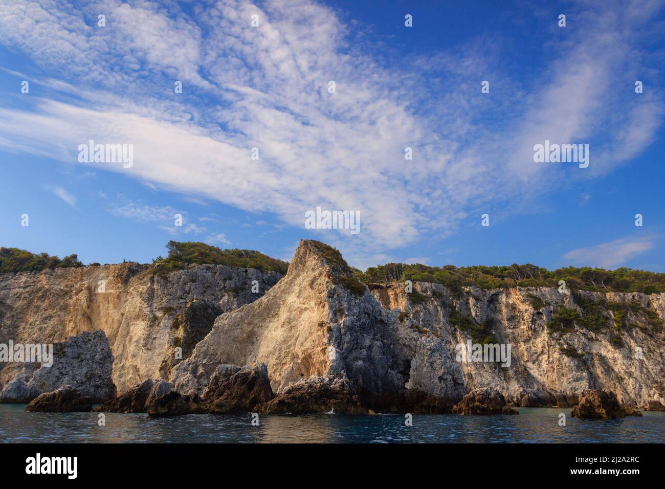 Paesaggio naturale del Parco Nazionale del Gargano: Costa dell'arcipelago delle Isole Tremiti, Italia (Puglia). Isola di San Domino: Vista delle pile Pagliai. Foto Stock
