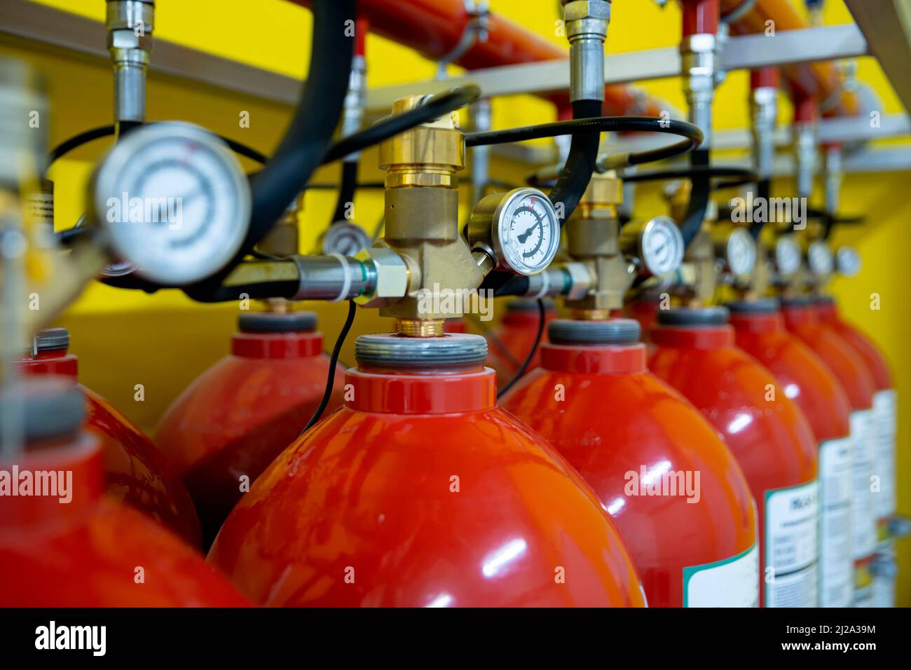 Impianto antincendio composto da estintori rossi. Foto Stock
