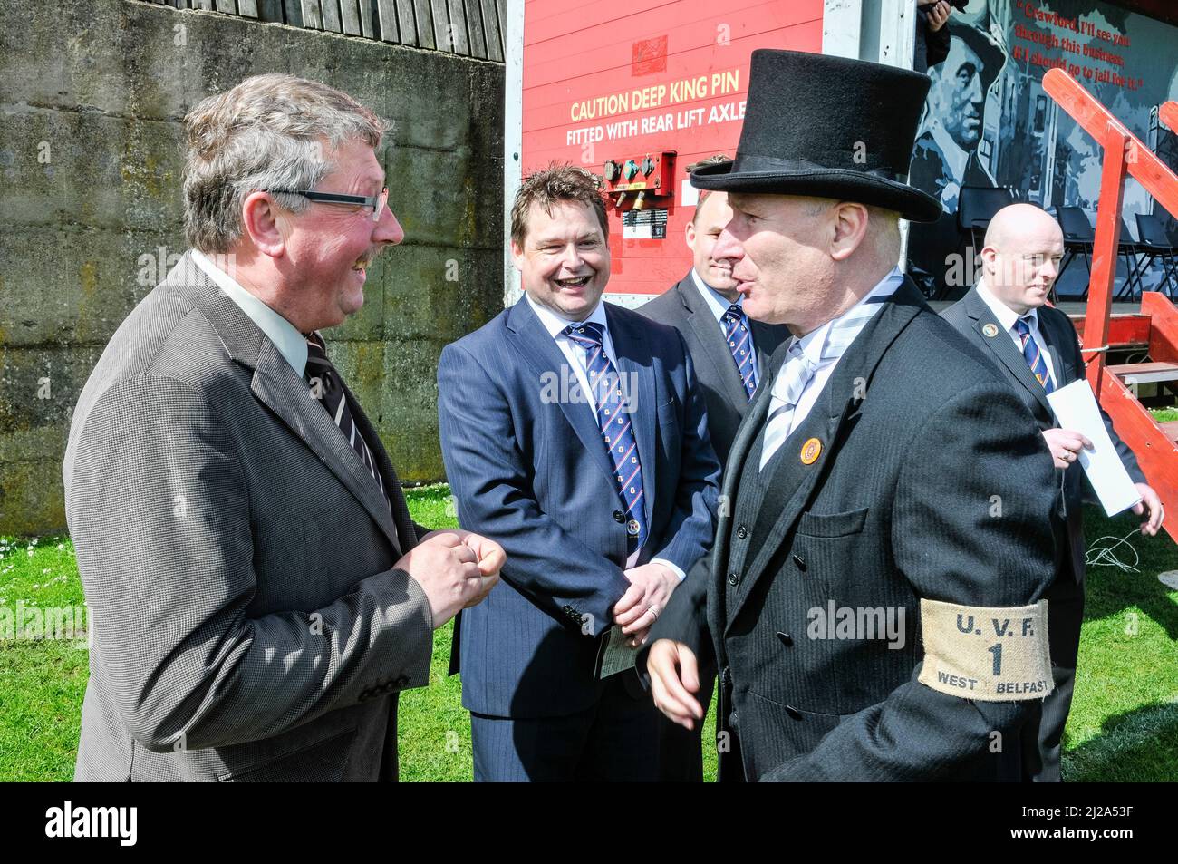Larne, Irlanda del Nord. 26 apr 2014 - il MP di Sammy Wilson del DUP incontra Billy Hutchinson, leader del PUP, che stava giocando il ruolo di Edward Carson Foto Stock