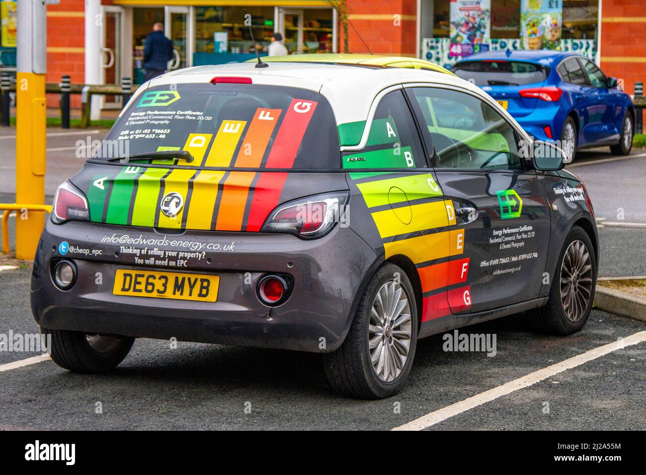 EPC, Energy Performance Certificate, pubblicità commerciale multicolore su veicolo Vauxhall Adam Glam parcheggiato a Southport, Regno Unito Foto Stock