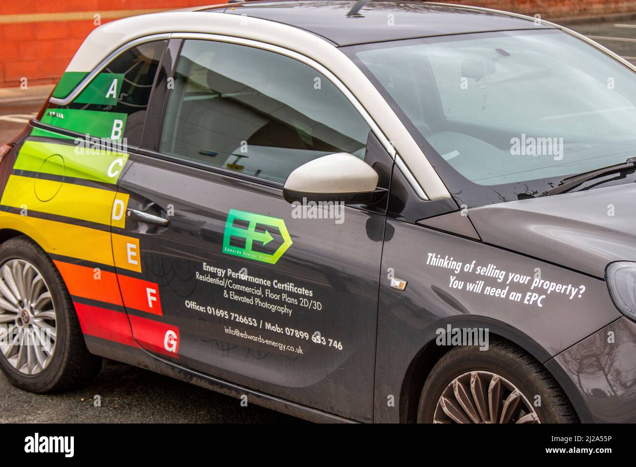 EPC, Energy Performance Certificate, pubblicità commerciale sui veicoli parcheggiati a Southport, Regno Unito Foto Stock