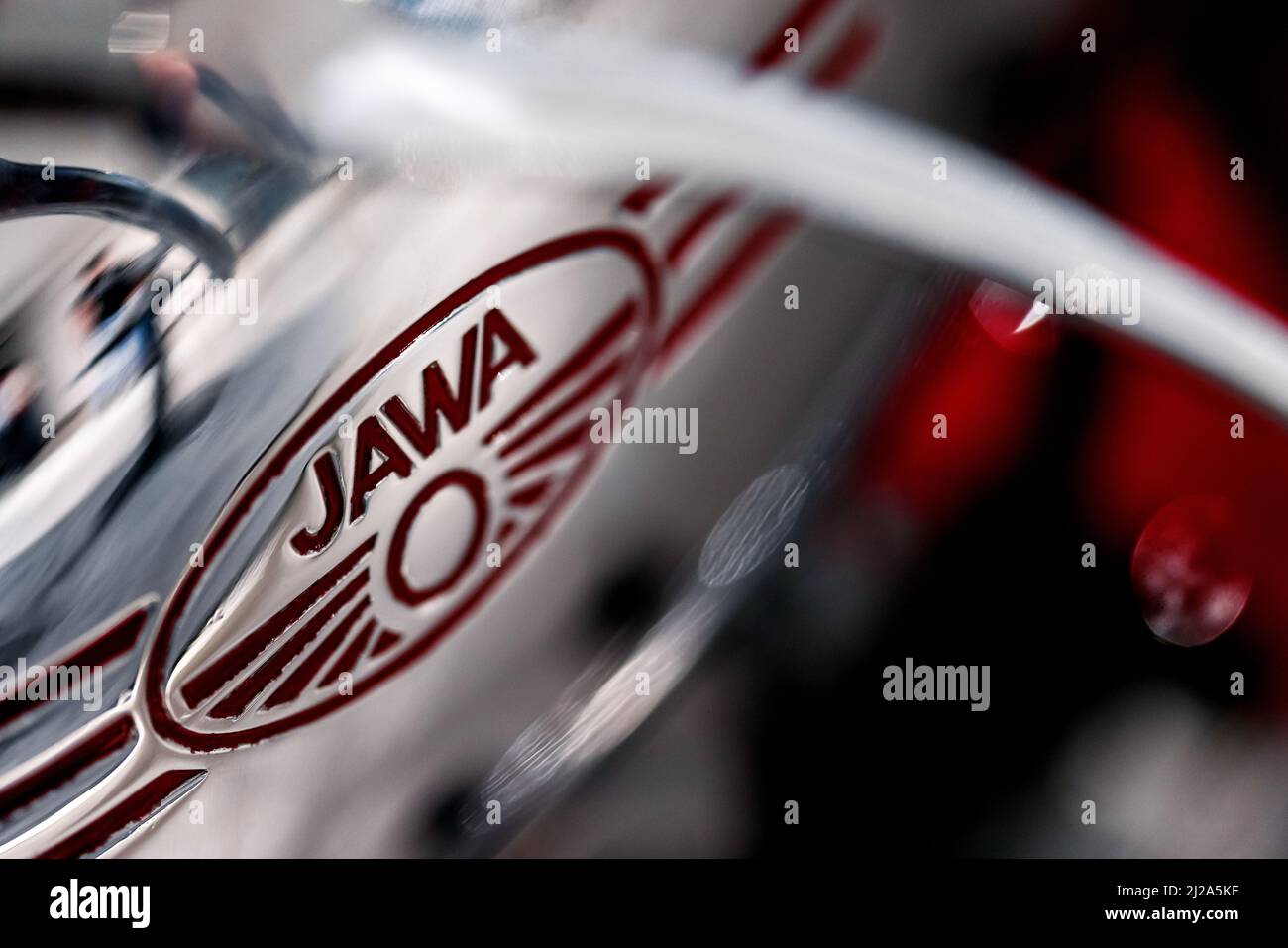 Primo piano del logo sul serbatoio del carburante del motociclo retrò JAWA Foto Stock