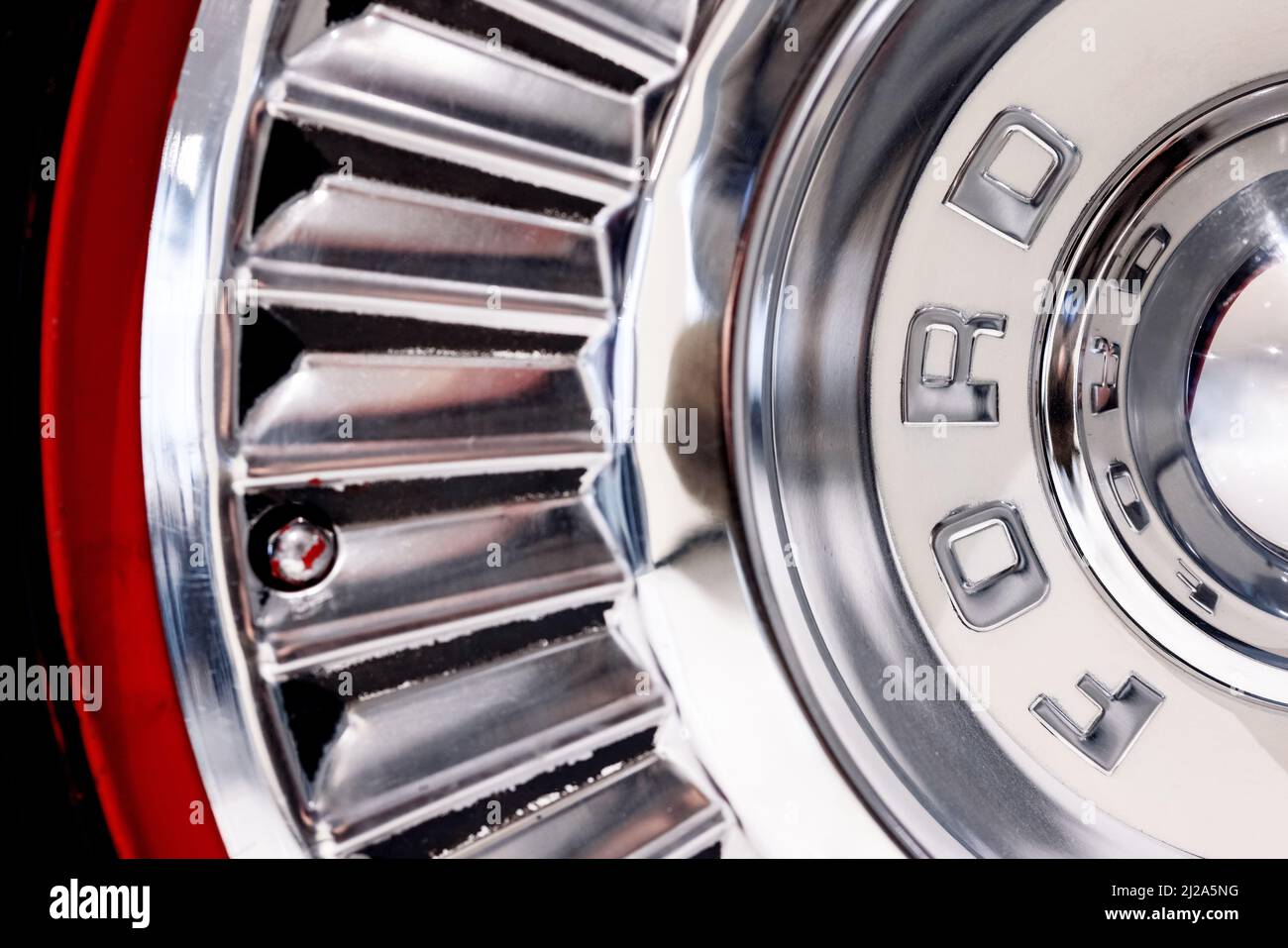 Primo piano dell'iscrizione Ford all'interno della ruota dell'auto retrò Thunderbird Foto Stock