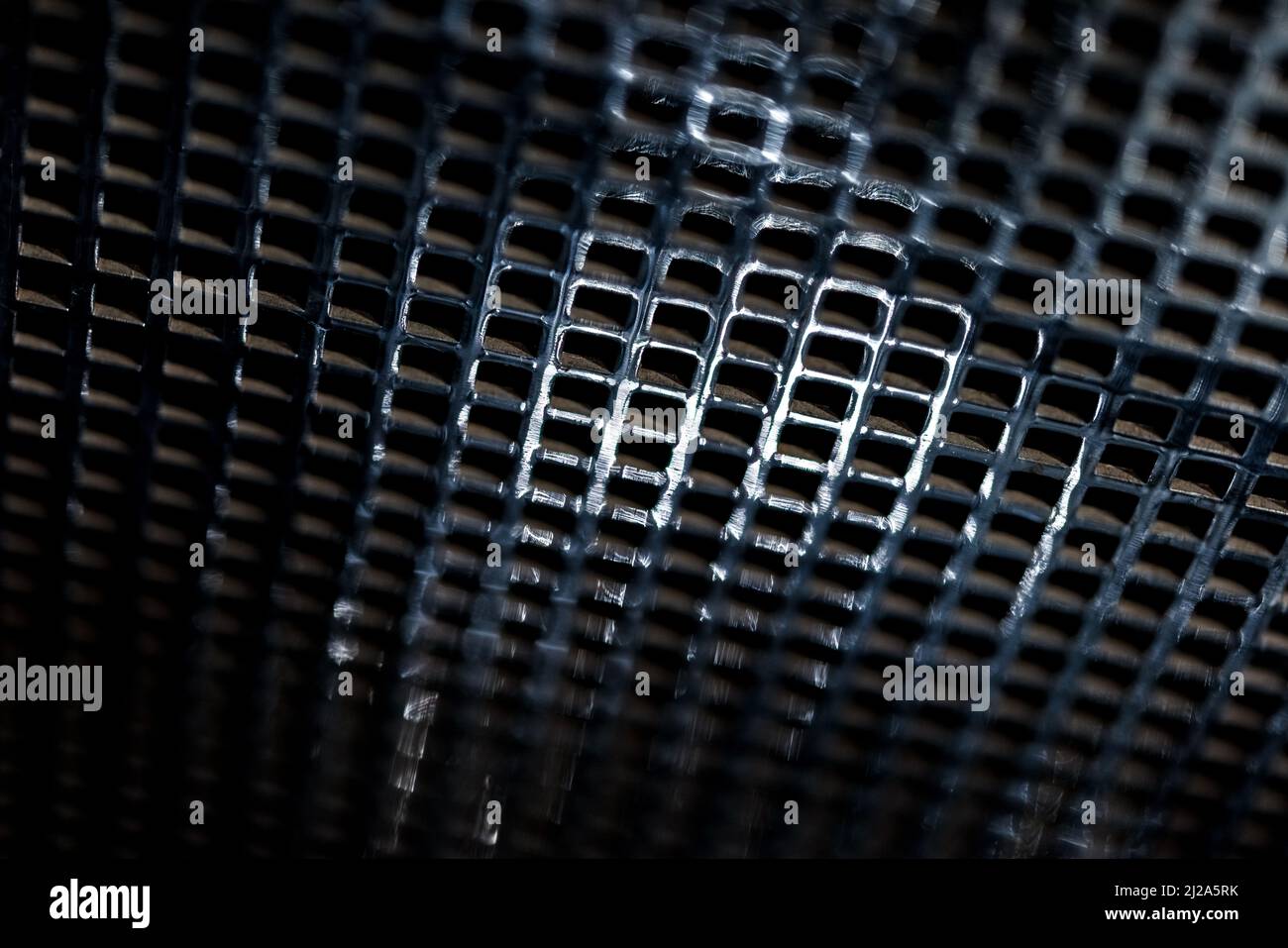 Vista prospettica su griglia in metallo cromato con messa a fuoco selettiva. Piccola profondità di campo. Foto Stock