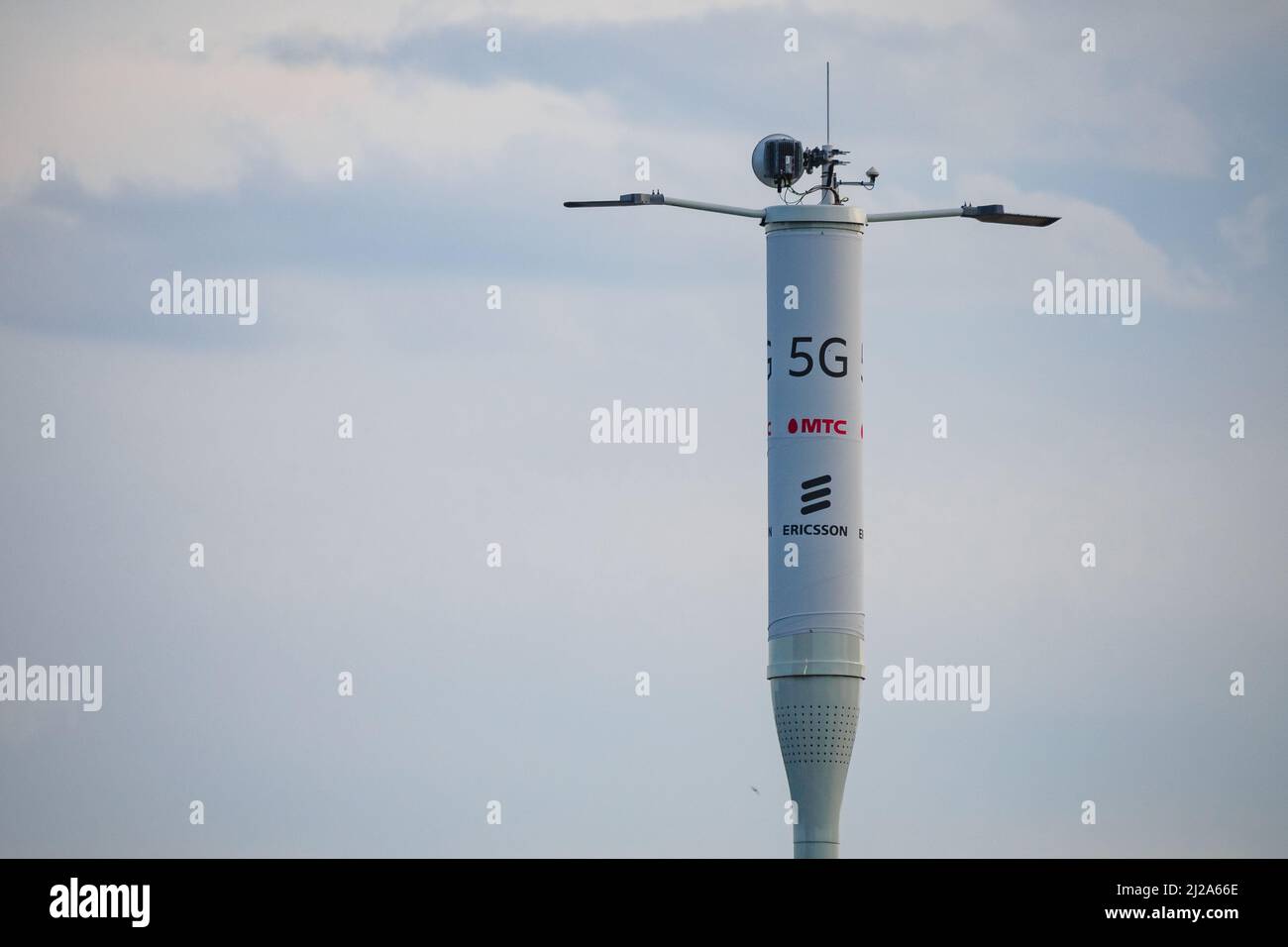 Torre di telecomunicazioni di 5G cellulari sullo sfondo del cielo. Trasmettitore antenna di comunicazione wireless. Foto Stock