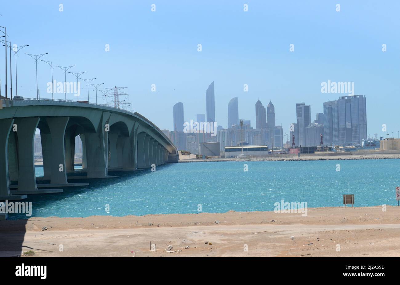 Sheikh Khalifa Bridge e una vista sul centro della città di Abu Dhabi, Emirati Arabi Uniti. Foto Stock