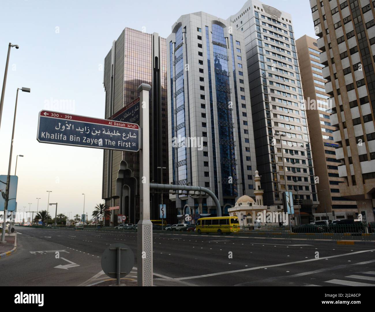 Moderni edifici residenziali lungo la Corniche in zona 1 ad Abu Dhabi, Emirati Arabi Uniti. Foto Stock