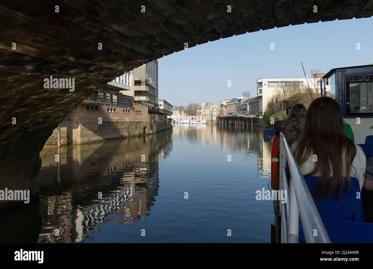 Gita in barca sul fiume che passa sotto il ponte Ouse sul fiume Ouse, York. Foto Stock