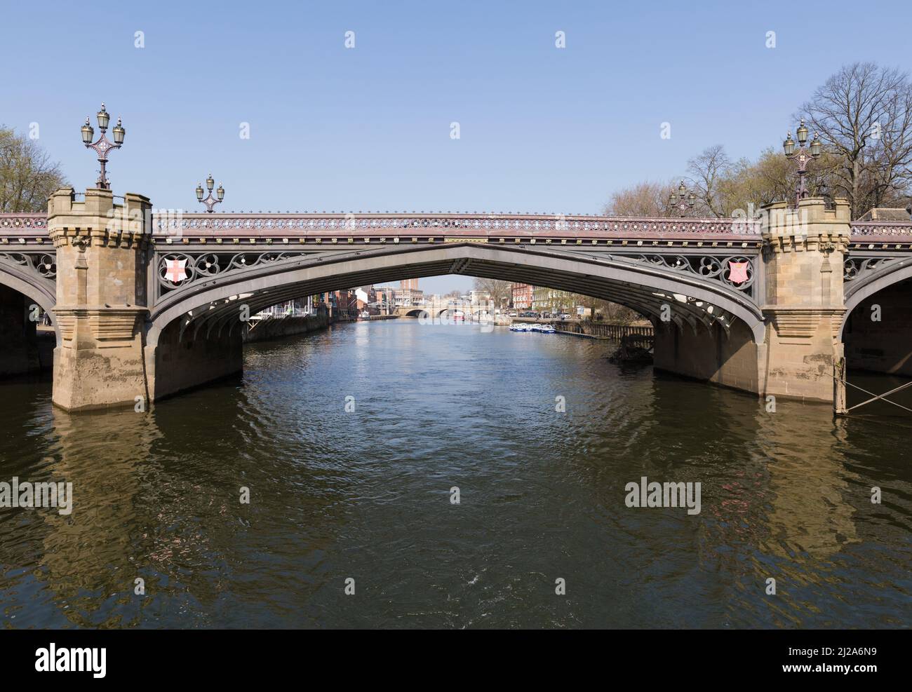 Skeldergate Bridge una costruzione in ferro e pietra a tema gotico, sul fiume Ouse, York Foto Stock