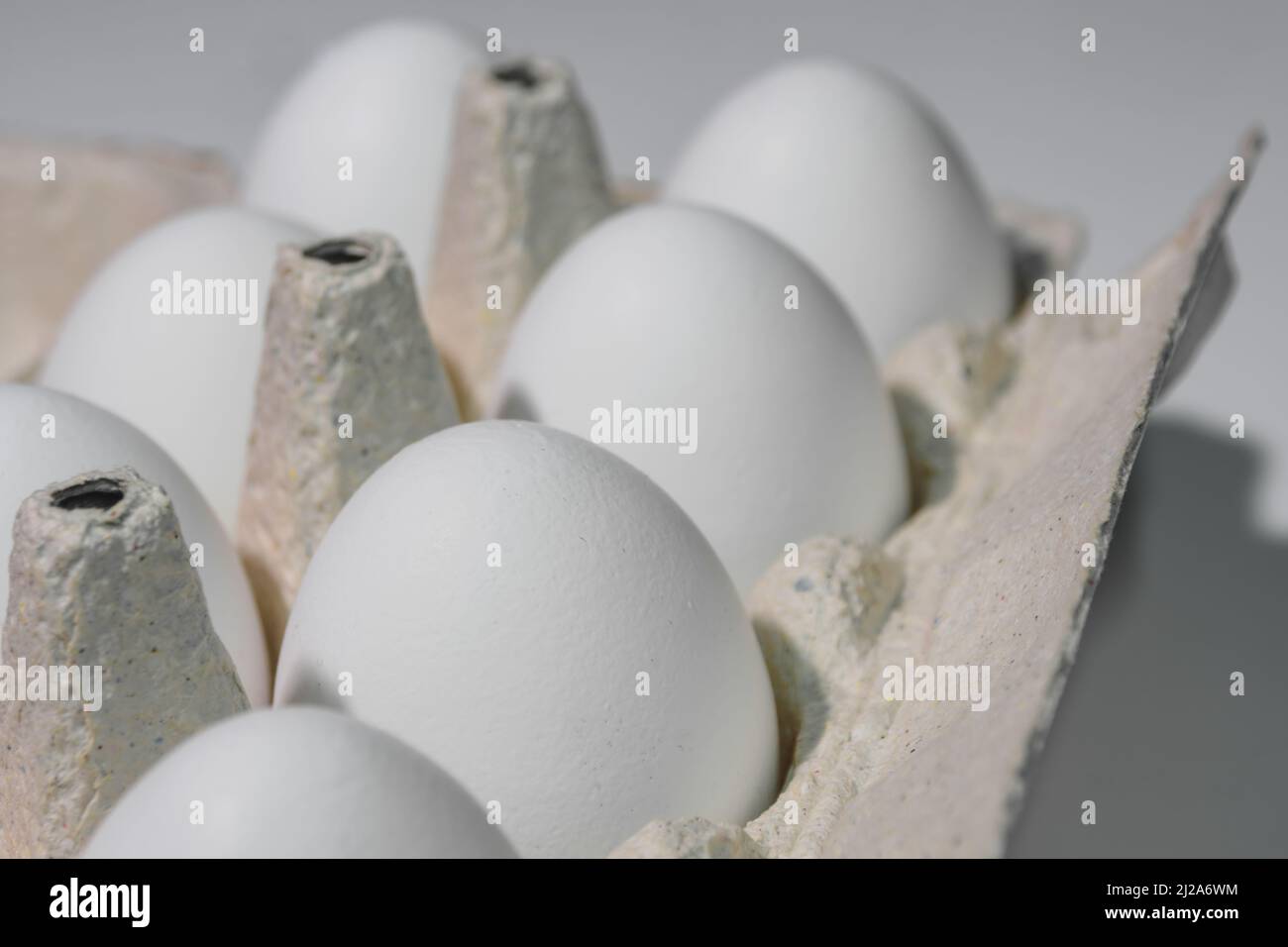 Le uova bianche di pollo sono in una scatola di cartone Foto Stock