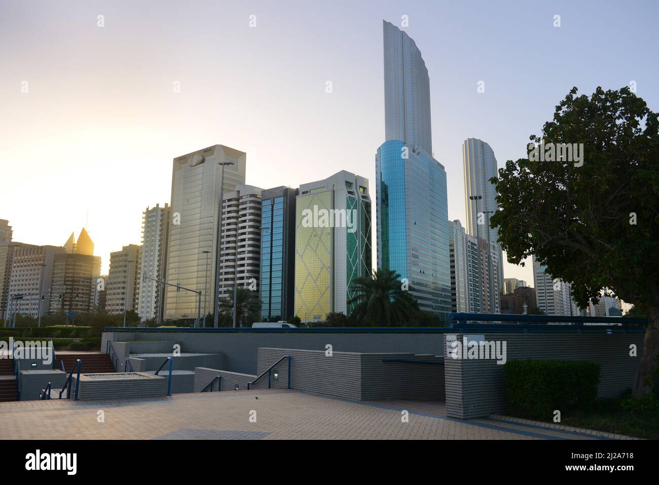 Una vista del centro di Abu Dhabi dal lungomare. Foto Stock