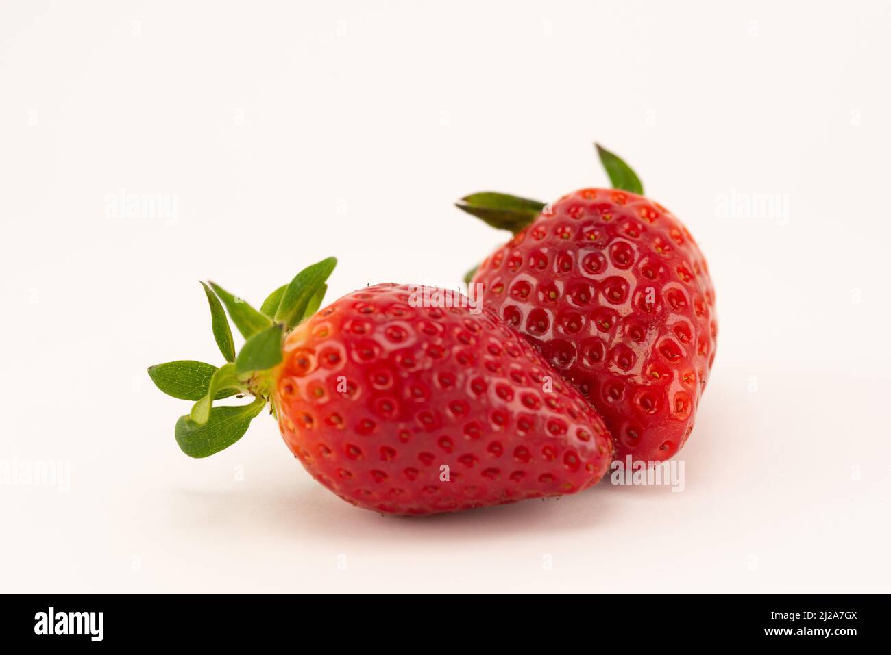 Due fragole succose e fresche in modalità macro Foto Stock