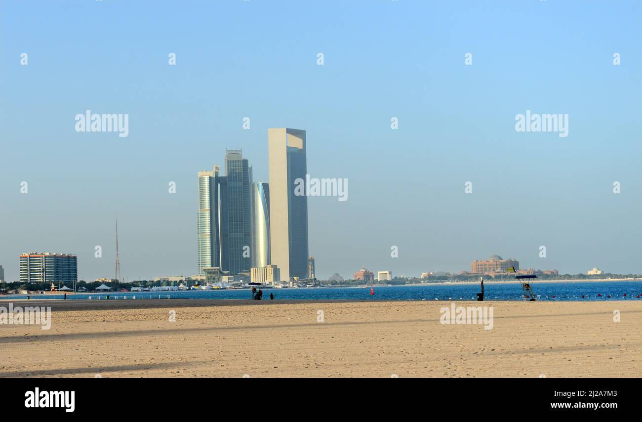 Le torri Nation e la National Oil Company si trovano sulla spiaggia Corniche di Abu Dhabi, negli Emirati Arabi Uniti. Foto Stock