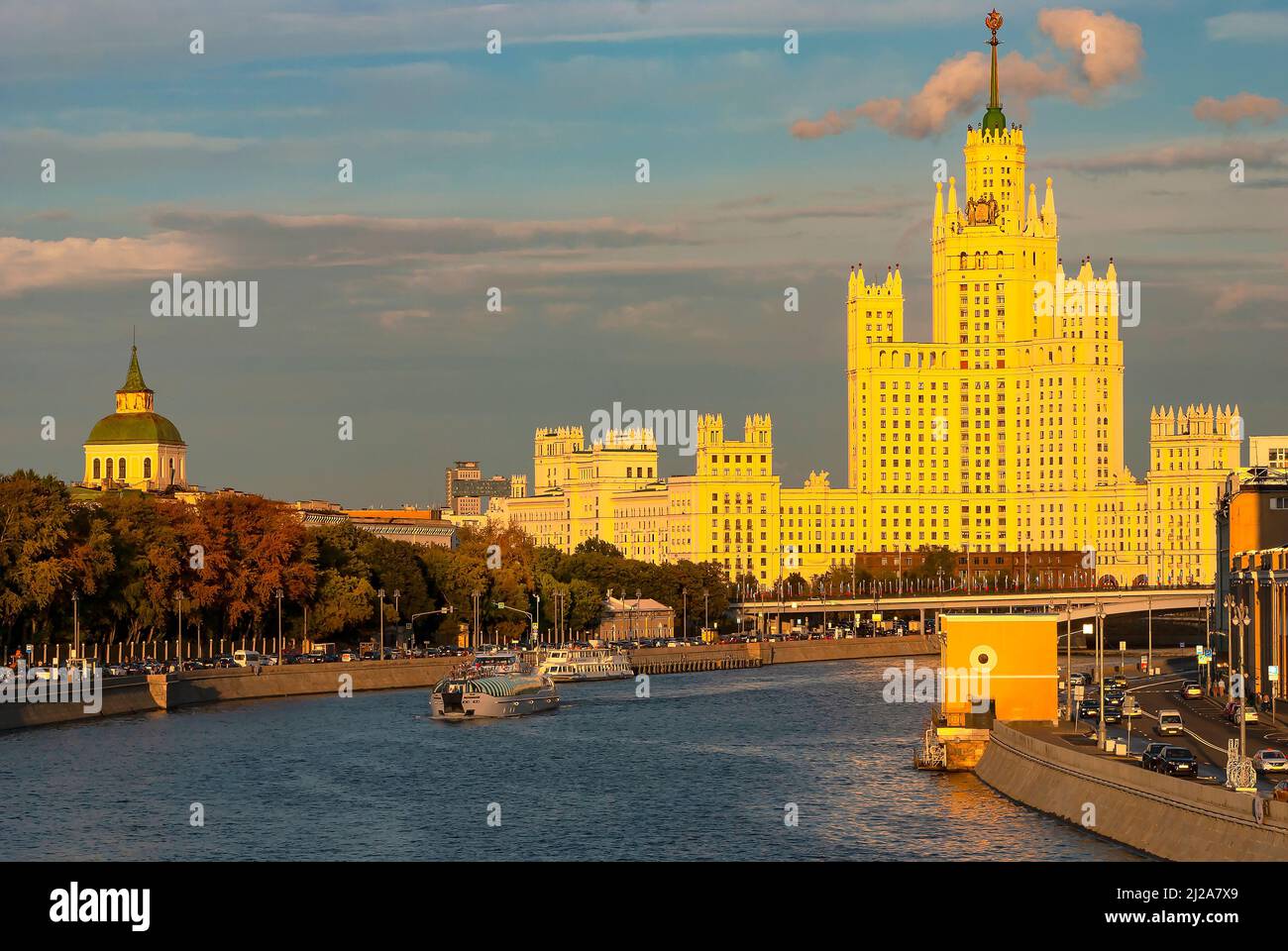Mosca. Russia. Il fiume Mosca sullo sfondo di un alto edificio ai raggi del sole Foto Stock