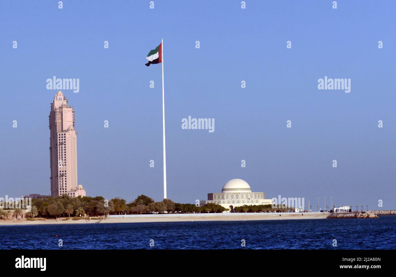 Una vista del teatro di Abu Dhabi e della bandiera degli Emirati Arabi Uniti ad Abu Dhabi, Emirati Arabi Uniti. Foto Stock